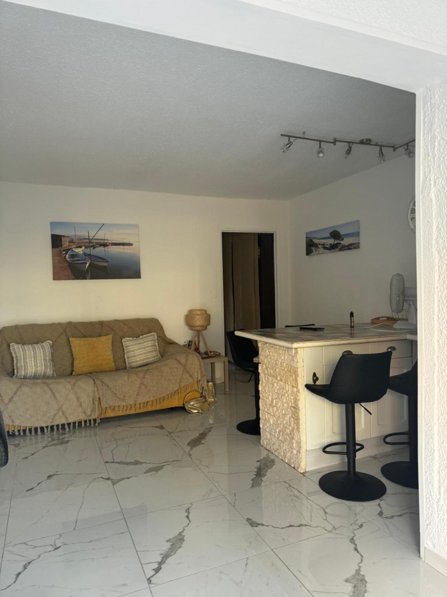 Grand Studio Cabine Proche Plage Et Port Грюїссан Екстер'єр фото